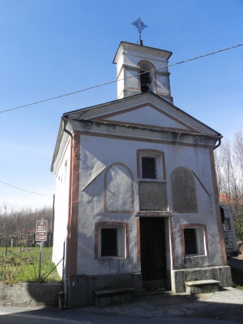 Chiesetta di San Rocco e San Sebastiano sulla SP 76 verso Bollengo, costruita nel XVIII sec. per voto durante la pestilenza (48146 bytes)
